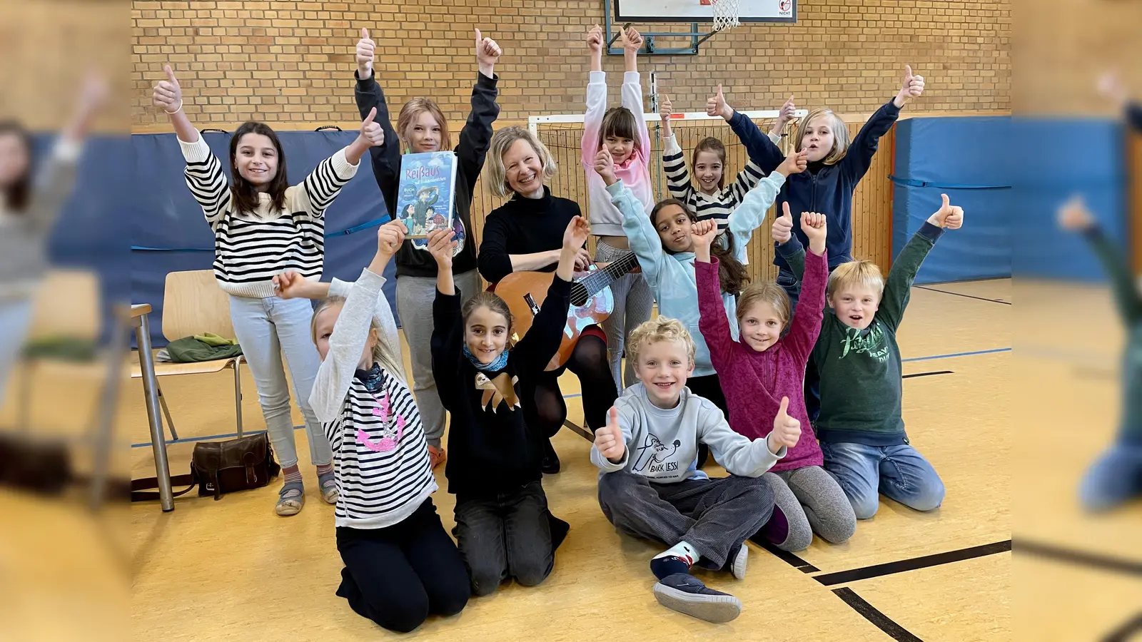 Die Mädchen und Buben freuten sich über den Besuch der Kinderbuchautorin Silke Schlichtmann. (Foto: Gliesche)