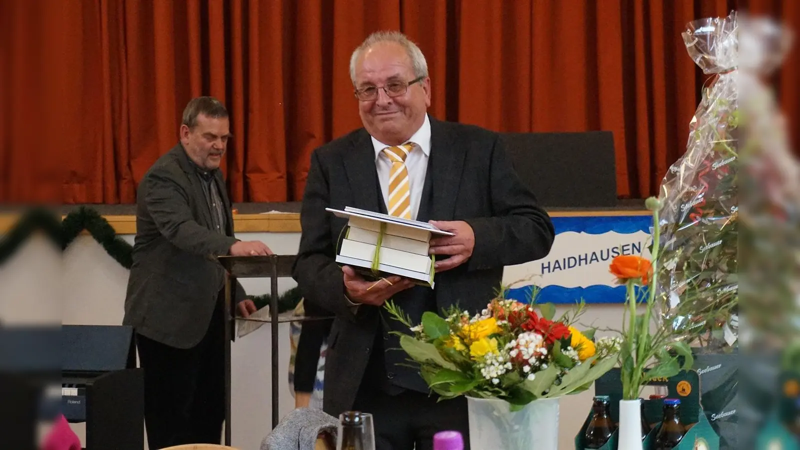 Günther Kraus bekam von allen Seiten große Anerkennung. Im Hintergrund Erich Rauch, Gebietsleiter der Caritas München Ost. (Foto: Harrer/Caritas München)