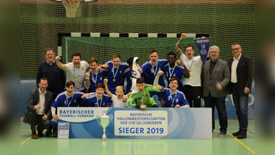 Die U19 des FC Deisenhofen gewinnt die Bayerische Hallenmeisterschaft in Regensburg. Erst im Siebenmeterschießen gelang der finale Sieg. (Foto: BFV)