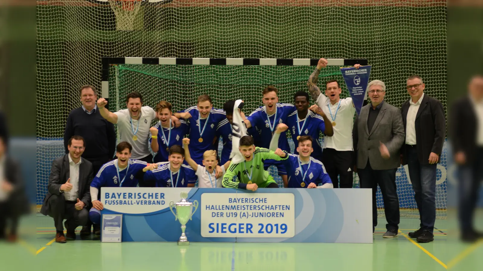Die U19 des FC Deisenhofen gewinnt die Bayerische Hallenmeisterschaft in Regensburg. Erst im Siebenmeterschießen gelang der finale Sieg. (Foto: BFV)