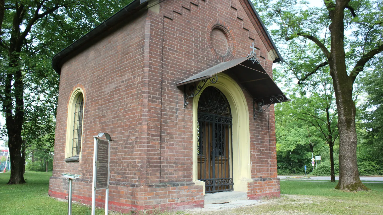 An der Emmeramskapelle findet bei schönem Wetter eine Maiandacht statt. (Archivbild: bas)