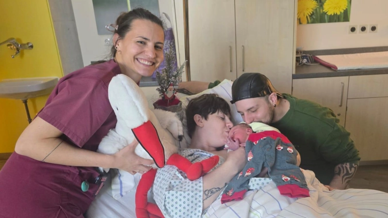 Im Helios Amper-Klinikum Dachau hat an den Weihnachtstagen Matija, das diesjährige Weihnachtsbaby, das Licht der Welt erblickt. (Foto: Helios)