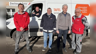  <br>Robert Thalau, im Transporter Harald Märkl, Josef Sklarski, Albert Solleder und Helmut Grünfelder fahren für die Tafel (v. l.). (Foto: BRK - KV Dachau)