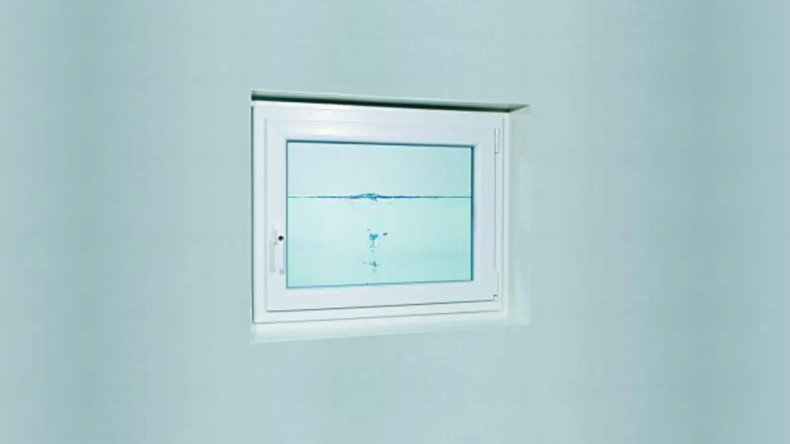 Effektiver Schutz vor Hochwasser im Keller: Das Zargenfenster Mealuxit Aqua. (Foto: Mea Bausysteme GmbH)