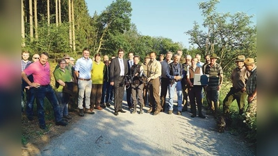 Landrat Martin Bayerstorfer, KJV-Vorsitzender Thomas Schreder und Dr. Kathrin Umstädter freuen sich über die rege Beteiligung bei der Vorführung der Drohnen-Kitzrettung.	   (Foto: VA)
