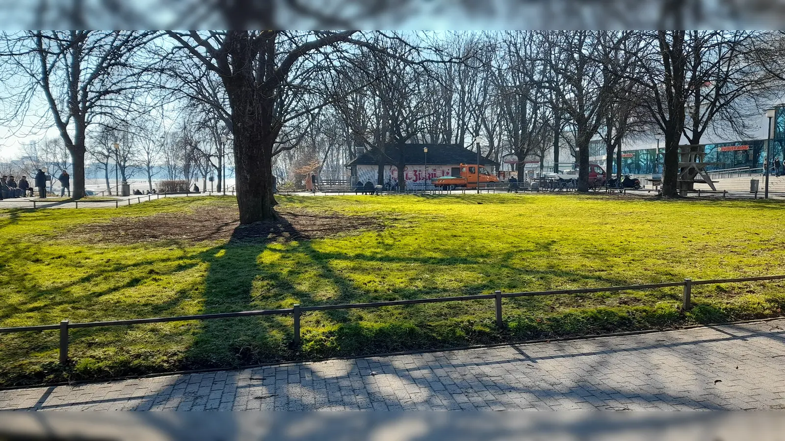 Auf dieser Grünfläche könnte im Sommer ein Pop-up-Biergarten entstehen. (Foto: Beatrix Köber)