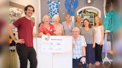 Bei der Spendenübergabe (v.l.) Alexander Rieder/He; Charlotte Gummert-Schulze; Annegret Biehn; Brigitte Kantuser; Bettina Schwarzer; Claudia Hegemann/He; Kirstin Sellmeier und vorne kniend: Dirk Schulze. (Foto: bachmann-education.com)