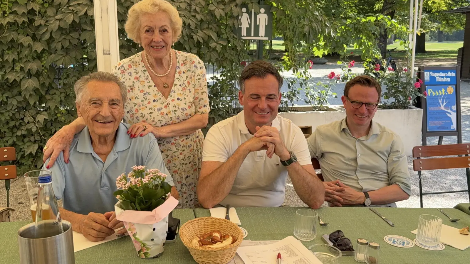 Reinhold Babor, Margot Günther, Alexander Dietrich und Hans Theiss (von links) beim Weißwurstessen der Senioren-Union. (Foto: Senioren Union CSU KV8)