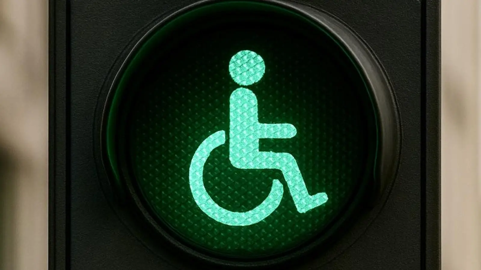 Nach BA-Willen soll das Ampelmännchen im Rollstuhl dauerhaft im Zentrum von Pasing zu sehen sein.  (Foto: Ulrike Seiffert)