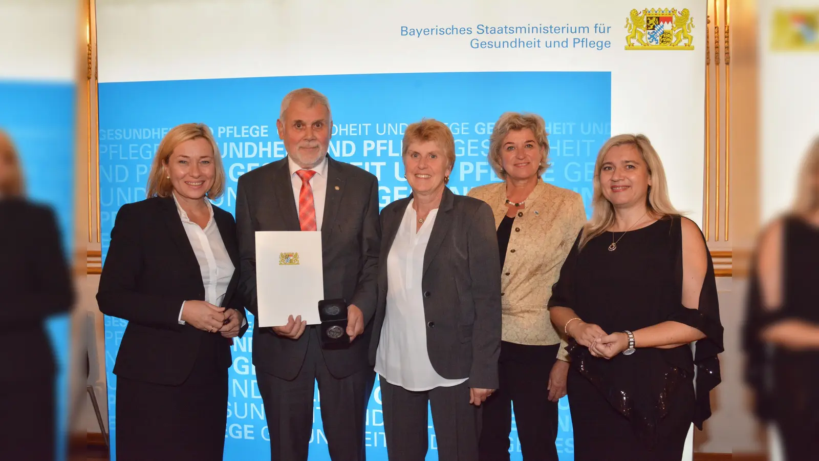 Große Freude bei der Verleihung der Auszeichnung durch Gesundheitsministerin Melanie Huml (ganz rechts) im Schloss Fantaisie bei Bayreuth bei MdL Doris Rauscher, Willi Daniels, seiner Frau Brigitte Daniels und stv. Landrätin Magdalena Föstl (v.li.).  (Foto: stmgp)