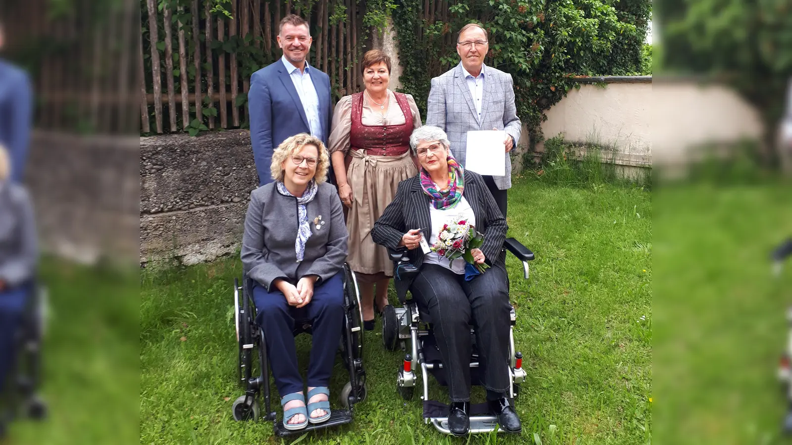 Große Freude über die Ehrung des Freistaat Bayerns (von links hinten Bürgermeister. Peter Ostenrieder, Landrätin Andrea Jochner-Weiß, Ehemann der Geehrten Hans Schleich, vorne links die Auszeichnungsanregerin Rosi Geiger und Elisabeth Schleich). (Foto: Landratsamt Weilheim-Schongau)