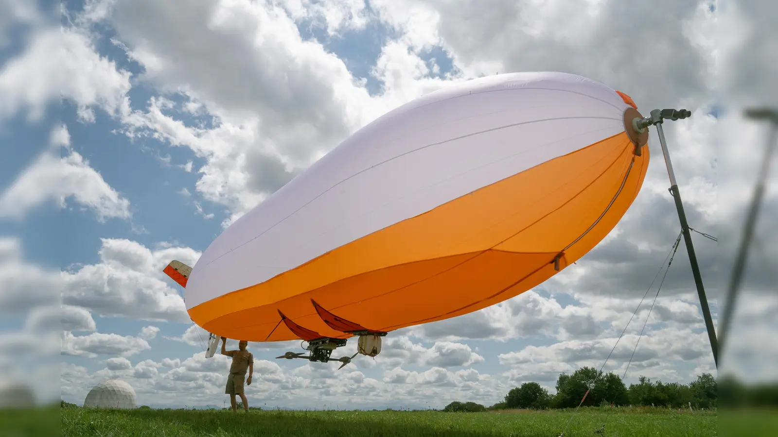 Auch ein Forschungszeppelin, der sonst Schadstoffe in der Luft misst, wird am Tag der Bundeswehr über den Campus schweben.<br> (Foto: ©Bundeswehr/Christian Siebold)