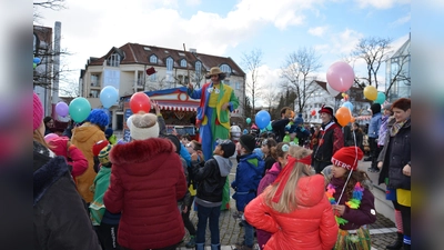 Die Gemeinde Ottobrunn lädt wieder zum beliebten Faschingstreiben auf dem Ottobrunner Rathausplatz ein. Ein buntes Programm wartet auf die Gäste. (Foto: VA)