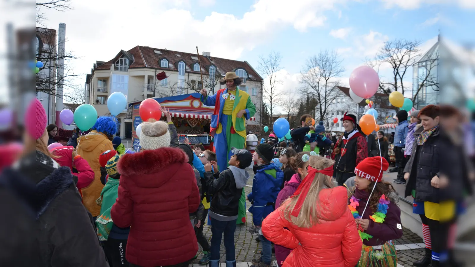 Die Gemeinde Ottobrunn lädt wieder zum beliebten Faschingstreiben auf dem Ottobrunner Rathausplatz ein. Ein buntes Programm wartet auf die Gäste. (Foto: VA)