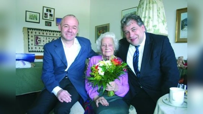 Thomas Ziller (l.), Leiter des Hans-Sieber-Hauses, und Stadtrat Josef Assal (r.) gratulierten Wilhelmine Gottstein zum 100. Geburtstag. (Foto: ls)