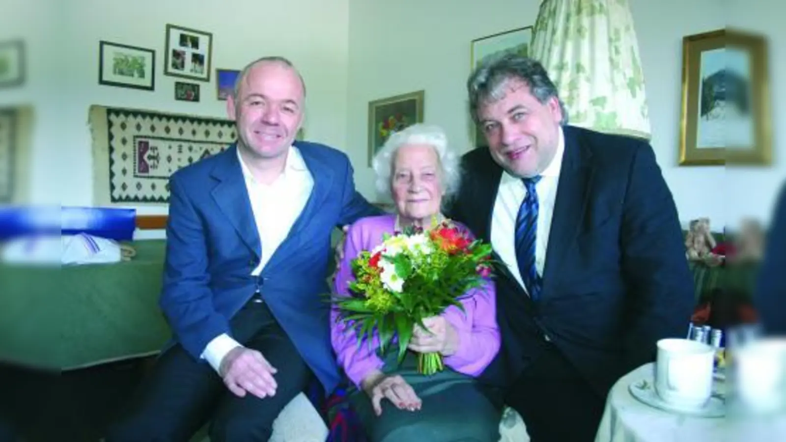 Thomas Ziller (l.), Leiter des Hans-Sieber-Hauses, und Stadtrat Josef Assal (r.) gratulierten Wilhelmine Gottstein zum 100. Geburtstag. (Foto: ls)
