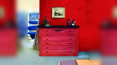 Mit eingefärbten Wachslasuren lassen sich Holz, Möbel und Wände Ton in Ton aufeinander abstimmen. (Foto: Leinos)