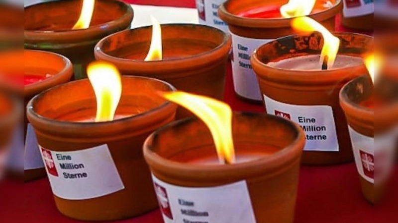 Zahlreiche Kerzen sollen den „Kleinen Platz“ in Erding in ein strahlendes Lichtermeer verwandeln. (Foto: Caritas Erding)