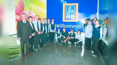 Die Regionalverkaufsleiter Ralf Keckeis und Evangelus Sarakinidis, Filialleiter Johannes Wilburger (v.l.) und das Team der neuen ALDI-Filiale in Fürstenfeldbruck heißen die Kunden herzlich willkommen. (Foto: ls)