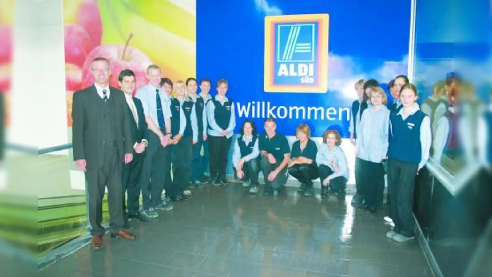 Die Regionalverkaufsleiter Ralf Keckeis und Evangelus Sarakinidis, Filialleiter Johannes Wilburger (v.l.) und das Team der neuen ALDI-Filiale in Fürstenfeldbruck heißen die Kunden herzlich willkommen. (Foto: ls)