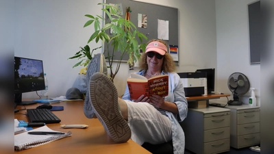 Den Alltag hinter sich lassen, einmal richtig entspannen und ein gutes Buch lesen – dafür sind Urlaub und Ferien da! Die Gemeindebüchereien bieten dazu eine Riesenauswahl an Lesestoff an, elektronisch oder auf Papier, ganz nach Lust und Laune. (Foto: mha)