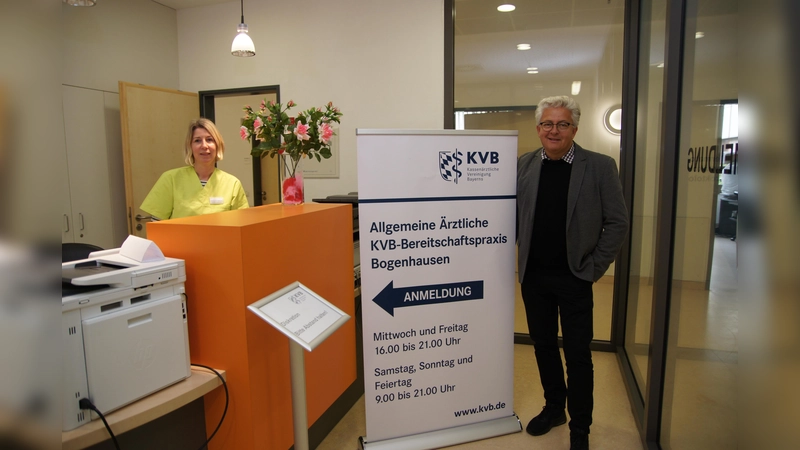 Sie freuen sich über jeden Patienten in der KVB-Bereitschaftspraxis: Die medizinische Fachangestellte Christine Schumann und KVB-Regionalleiter Guido Zdrenka. (Foto: KVB)