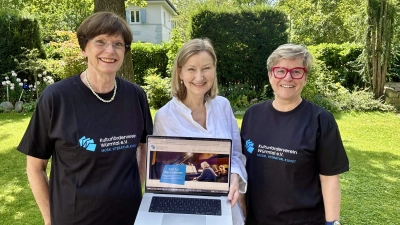 Vereinsvorsitzende Anne Gürtler, Sabine Thernes und Brigitte Hageböck (v. l.) präsentieren das neue Logo und die neue Webseite des Kulturfördervereins Würmtal e.V.. (Foto: Ulrike Seiffert)
