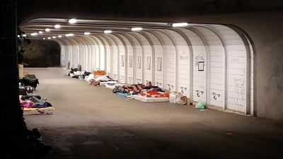 In der Unterführung, die vom Westend auf die Theresienwiese führt, kampieren Menschen. Sanitäre Anlagen gibt es keine vor Ort. (Foto: Beatrix Köber)