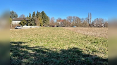Das Gelände zwischen Servet- und Stummerstraße hat mehrere Flurnummern: Das Flurstück, um das es sich handelt, hat laut Beschlussvorlage eine Gesamtfläche von 8.400 Quadratmetern. Es ist in etwa mittig im Bild zu sehen. Gas- und Wasserversorgung sind vorhanden. (Foto: bb)