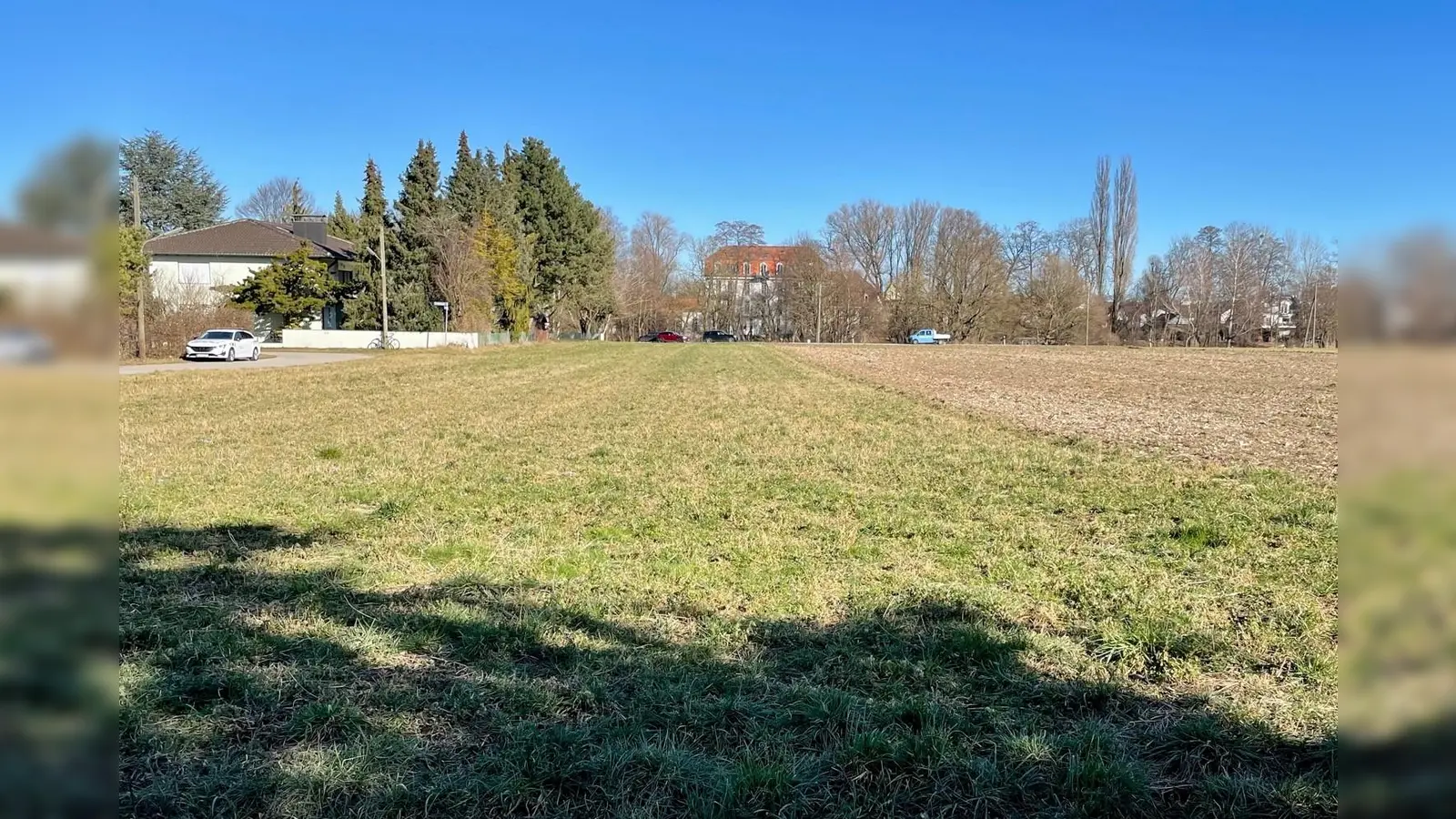 Das Gelände zwischen Servet- und Stummerstraße hat mehrere Flurnummern: Das Flurstück, um das es sich handelt, hat laut Beschlussvorlage eine Gesamtfläche von 8.400 Quadratmetern. Es ist in etwa mittig im Bild zu sehen. Gas- und Wasserversorgung sind vorhanden. (Foto: bb)
