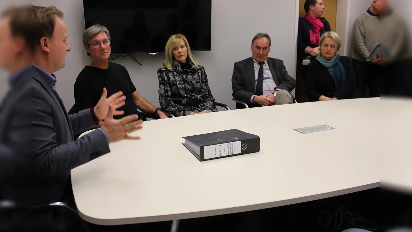 Landrat Robert Niedergesäß in Diskussion mit Richard Straub, Catrin Dietl, Ludwig Seebauer und Kerstin Mertens (von links). (Foto: Stefan Dohl)