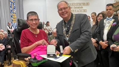 Die Ehrennadel in Gold wurde an Uta Schulz für ihr Engagement für Menschen mit Behinderung verliehen. Bürgermeister Wolfgang Panzer gratulierte herzlich.  (Foto: hw)