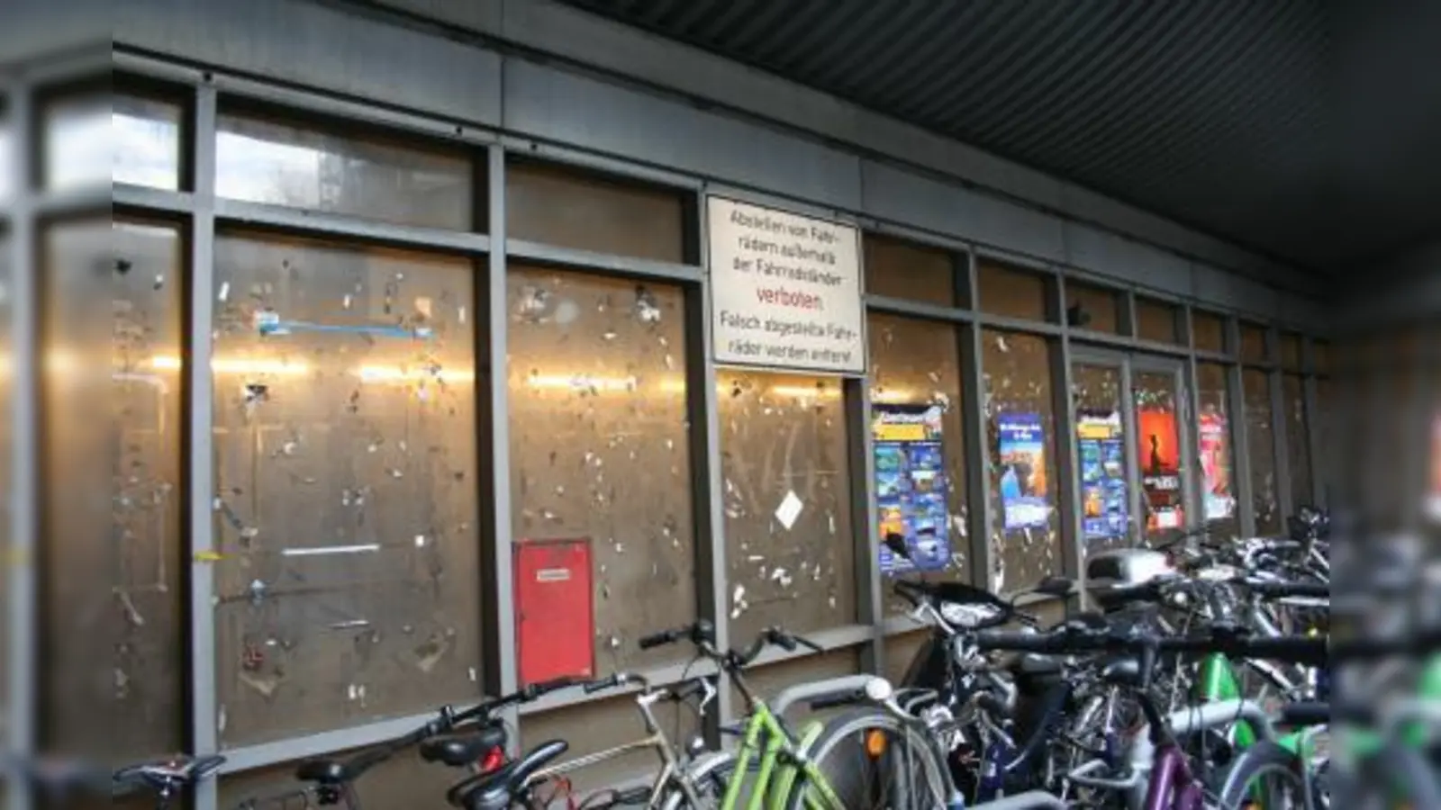 Werbetafeln sollen die häßliche Plexiglaswand am Laimer S-Bahn-Aufgang bald ansprechender aussehen lassen. (Foto: tg)