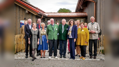 Das Marita Beissel Haus der Johanniter hat die Arbeit aufgenommen. Bei der feierlichen Eröffnung war auch Schirmherrin und Landtagsabgeordnete Ilse Aigner (3. von rechts) anwesend. (Foto: Johanniter Regionalverband Oberbayern, Michael Raab)