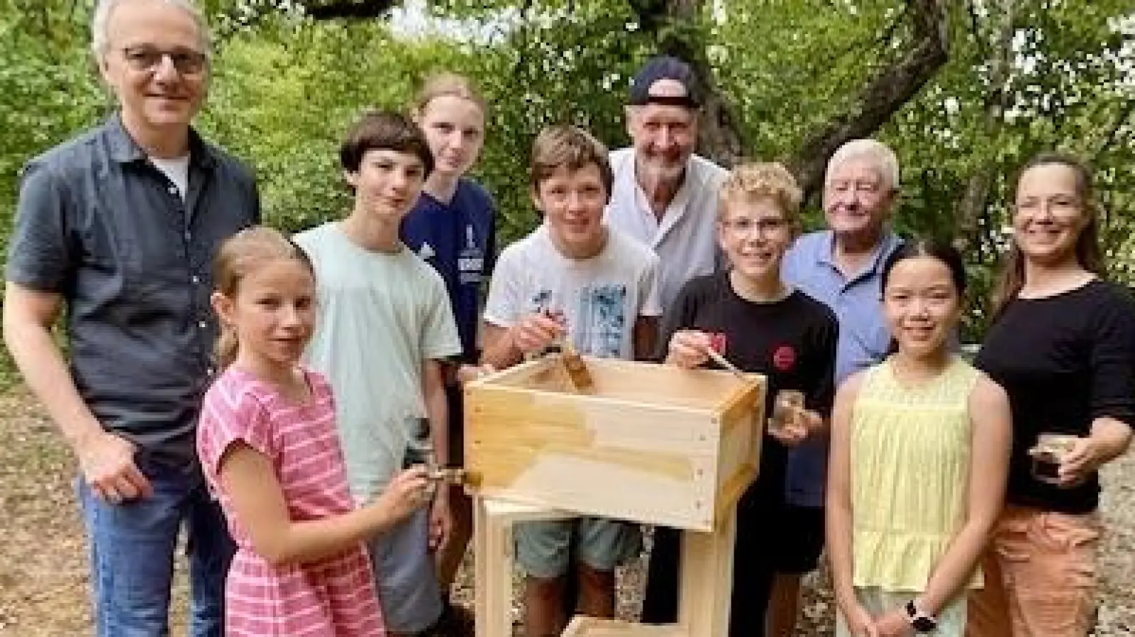 Auf weiteres gutes Gelingen! Florian Bell, Peter von Schall-Riaucour, Alois Brandl und Judith Voit (v.l.) mit Schülern der AG Imkern im Feodor-Lynen-Gymnasium. (Foto: M.Schönwälder)