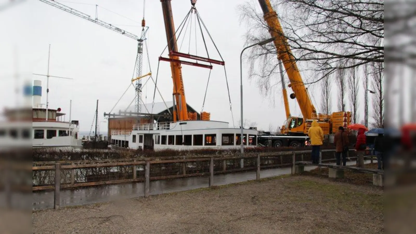 Noch war sie ganz, die MS Utting: Am Dienstag, 21. Februar, wurde das Dach vom Schiffsbauch getrennt. Die Vorbereitungen waren langwierig, jeder Handgriff musste sitzen, damit das alte Schiff nicht beschädigt wird. (Foto: Huss-Weber)