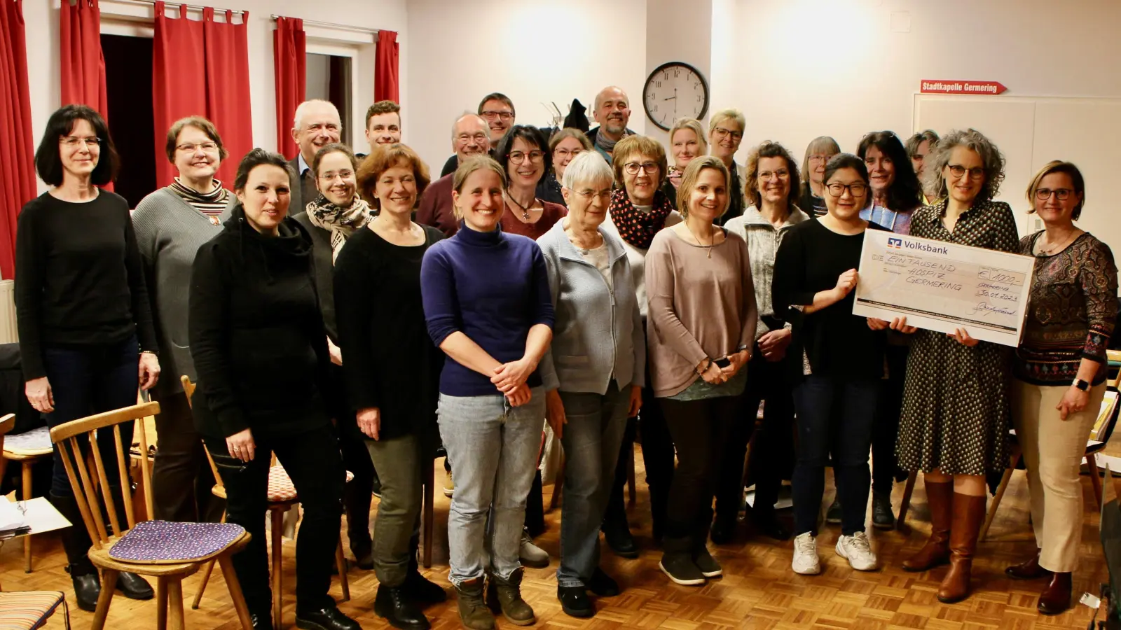 Die Mitglieder des Germeringer Chores SoundAround überreichten Hospizleiterin Tina Lamprecht einen Spendescheck in Höhe von 1.000 Euro. (Foto: Chor)