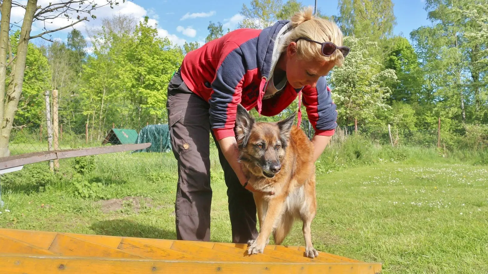 Hundetrainerin Nina Jank mit ihrem eigenen Hund. (Foto: Tierschutzverein München e.V.)