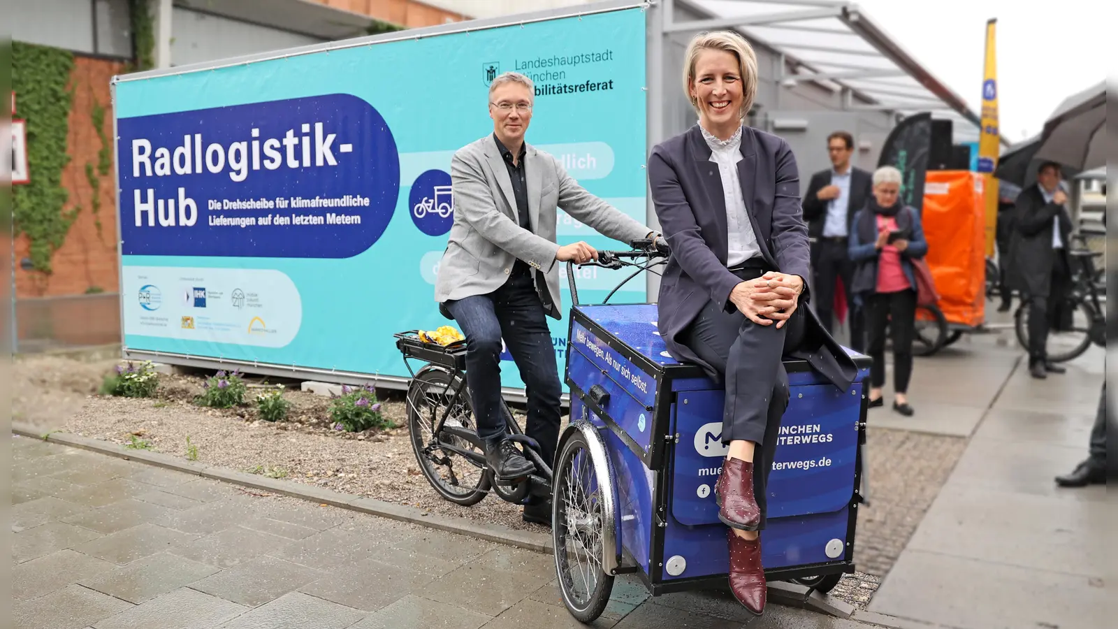 Bürgermeisterin Katrin Habenschaden und Mobilitätsreferent Georg Dunkel haben das neue „Radlogistik-Hub” am Viehhof eröffnet. (Foto: Michael Nagy / LHM)