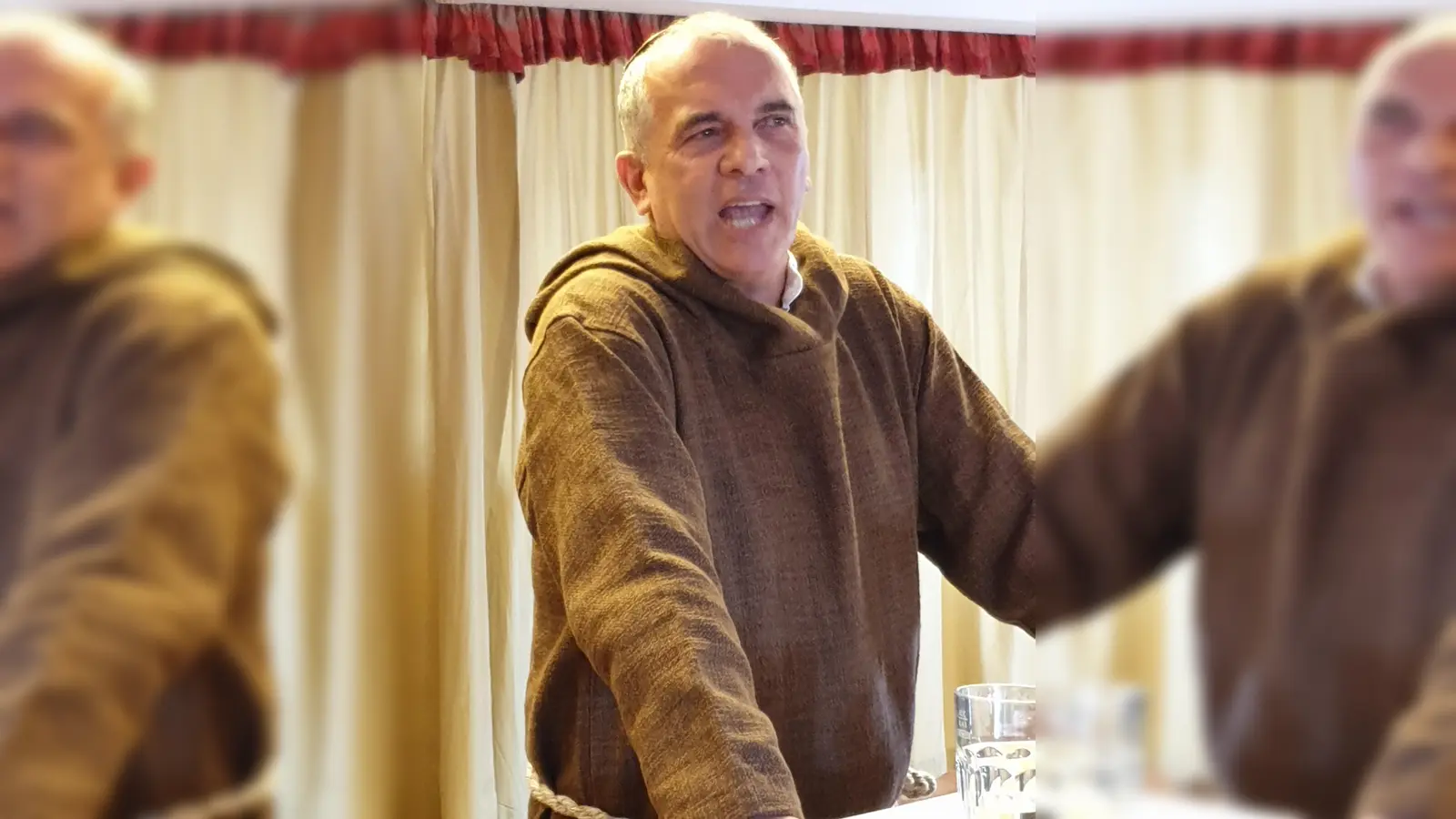 Bruder Benedikt schenkte den Politikern in Hohenbrunn bei seiner Fastenpredikt gehörig ein. (Foto: Haucke)