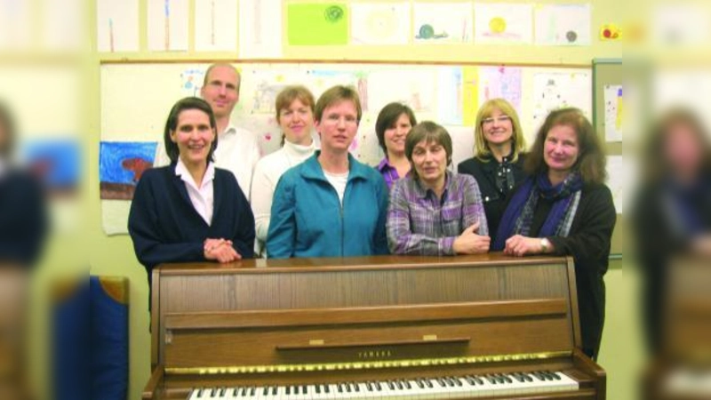 Der neue Elternbeirat der Musikschule: Ute Huber, Jens Franke, Angelika Bissinger, Frauke Schirmacher, Martina Völkening, Ute Strauch, Angelika Bothmann und Ursula Steinau (v.l.). (Foto: pi)
