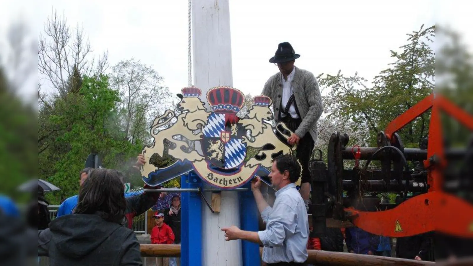 Am 1. Mai, ab 11 Uhr, stellt der Inninger Ortsteil Bachern wieder einen eigenen Maibaum auf. Anhänger der bayerischen Tradition, die bei jedem Wetter feiern wollen, finden im Lautenbacher Hof beste Bedingungen vor. Im Garten oder im großen Saal lassen sich bayerische Schmankerl genießen während die „Titus Waldenfels Band“ für ausgelassene Feiertagsstimmung sorgt.<br><br>Bald werden die Bacherner den vom Grafen zu Toerring-Jettenbach gestifteten Baum aus dem Wald holen. Dann beginnt in dem schönen Inninger Ortsteil wieder eine ganz besondere Zeit. Gemeinsam wird der Baum bewacht und geschmückt, während nebenbei die Vorbereitung zur Maifeier laufen. (Foto: Lörch)