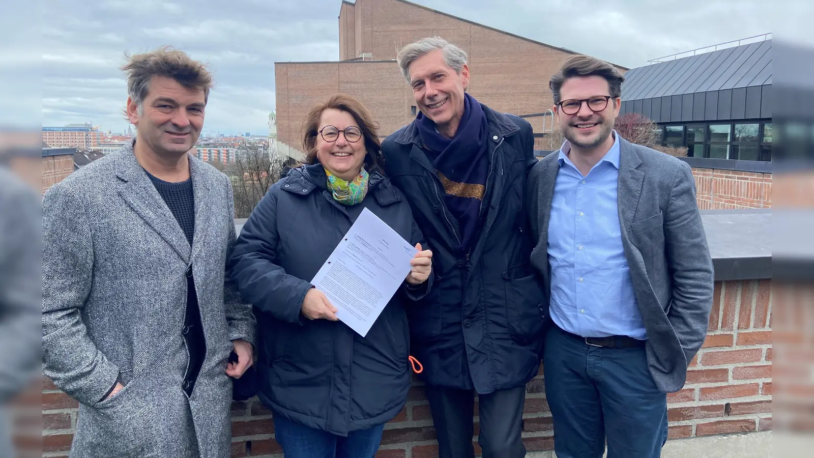 Die Verträge für die Zwischennutzung des Gasteig-Gebäudes sind unterzeichnet. Von links: Till Hofmann, Barbara Bergau, Gasteig-Chef Max Wagner und Nepomuk Schessl. (Foto: Michael Amtmann)