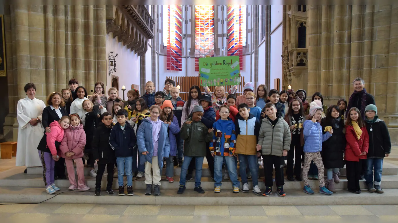 Die Schüler der Grundschule an der Schwanthalerstraße feierten eine „Andacht für alle“ unter dem Leitsatz: „Die goldenen Regel“.  (Foto: GS / Johannes Böckler)