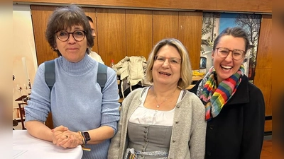 Freude über 30 Jahre Kindergarten und Hort St. Ulrich. Im Bild von links: Sabine Barnsteiner, Leiterin Kindergarten und Hort, Manuela Köhler Rösch, Verwaltungsleiterin Kitas im Pfarrverband Laim, und Magdalena Wohlfahrt, Vorsitzende des Pfarrgemeinderates St. Ulrich. (Foto: Stefan Rösch)