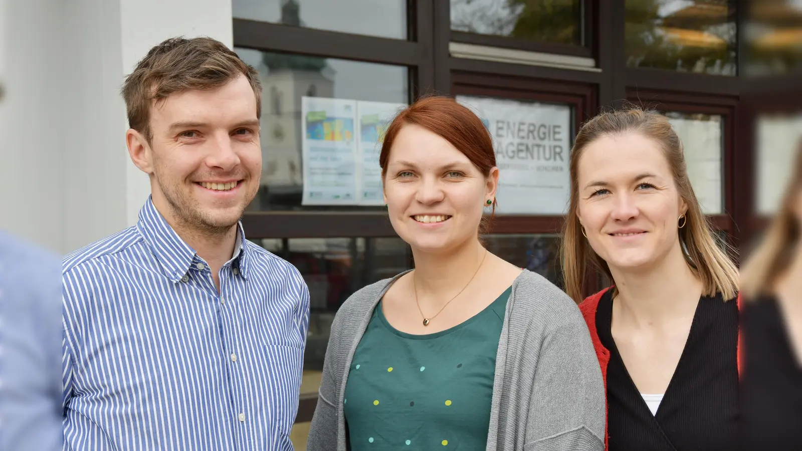 Energieberaterin Veronika Preißinger (Mitte) mit Elisabeth Haberthaler und Tobias Sassmann übernehmen die PV-Beratung bei der Energieagentur. (Foto: Benjamin Hahn)