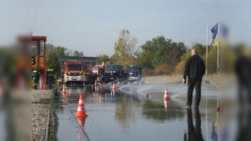 Damit gleich entsprechend geübt werden konnte, korrigierte der Fahrtrainer sofort per Funk. (Foto: THW München-West)