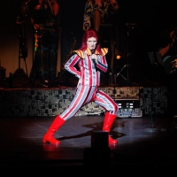 Oliver Slee verkörpert Bowie - seine Show ist eine Hommage an den großen Künstler.  (Foto: John Sherringham)
