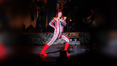 Oliver Slee verkörpert Bowie - seine Show ist eine Hommage an den großen Künstler.  (Foto: John Sherringham)