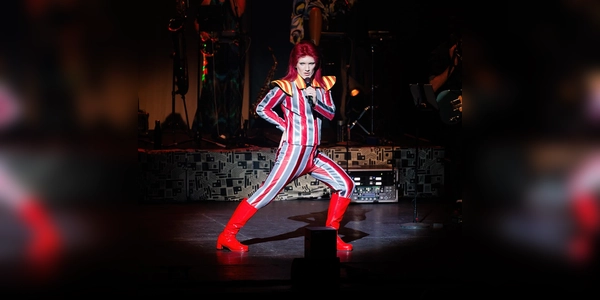 Oliver Slee verkörpert Bowie - seine Show ist eine Hommage an den großen Künstler.  (Foto: John Sherringham)